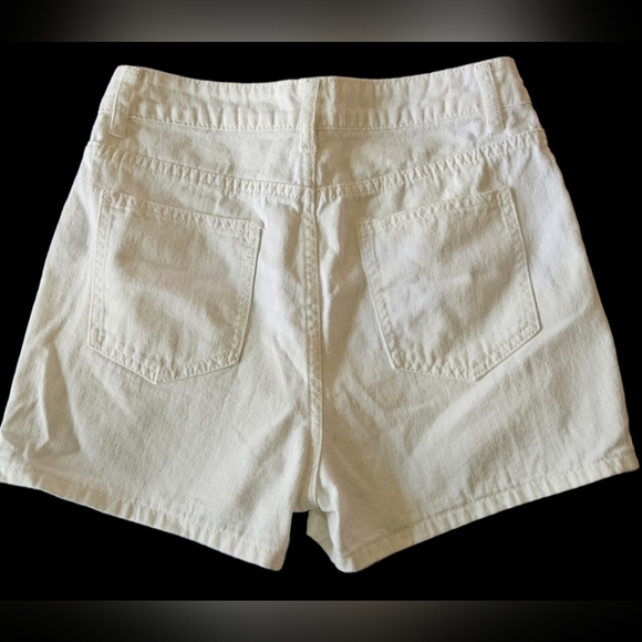 🌞White button fly pleated jean shorts - Picture 3 of 6